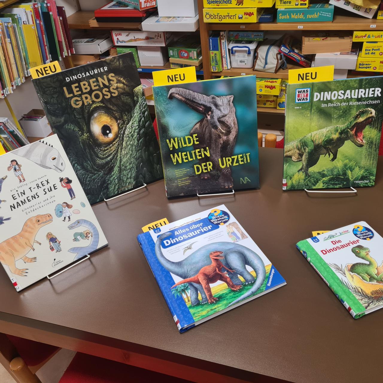 Saisontisch_Hurra die Dinos sind da